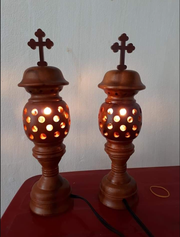 Đèn Thờ Gỗ Để Bàn Thờ Hình Thánh Giá Cao 25cm